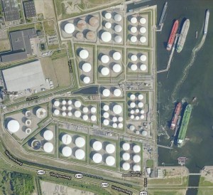 Oiltanking Amsterdam. Het grijze vierkante gebouw links is buurbedrijf Fetim / Foto: Google maps
