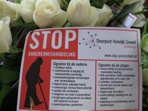 Rozenactie tegen ouderenmishandeling van het Steunpunt Huiselijk Geweld Amsterdam