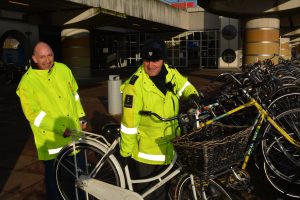 Gastheer Henk (l) en VOV-er Theo (r) verplaatsen een verkeerd geparkeerde fiets. (Foto: Boris Lemereis)