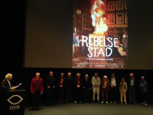 Alle oud-provo's. Links, in rood jasje, Roel van Duijn, oprichter van Provo (Foto: Doortje Smithuijsen)