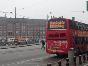 Touringcar voor Amsterdam Centraal Station (Bron: Alexandra van Ditmars)