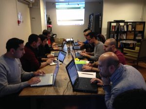 Deelnemers aan het werk tijdens een bijeenkomst. (Foto: Gijs Corstens)