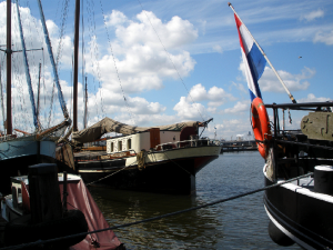 Woonboten in de Oude Houthaven (bron: Wikicommons)